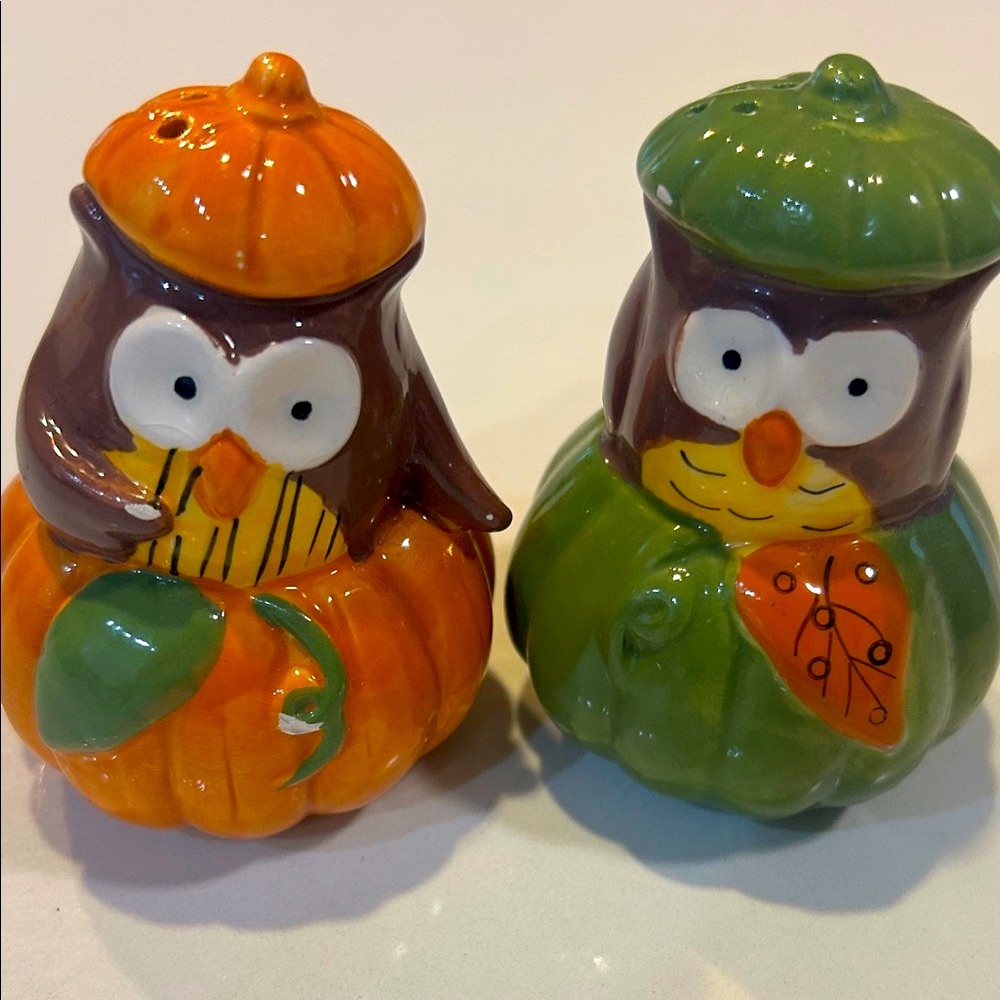 Vintage Owl Pumpkin Salt and Pepper Shakers plus FREE owl gift!